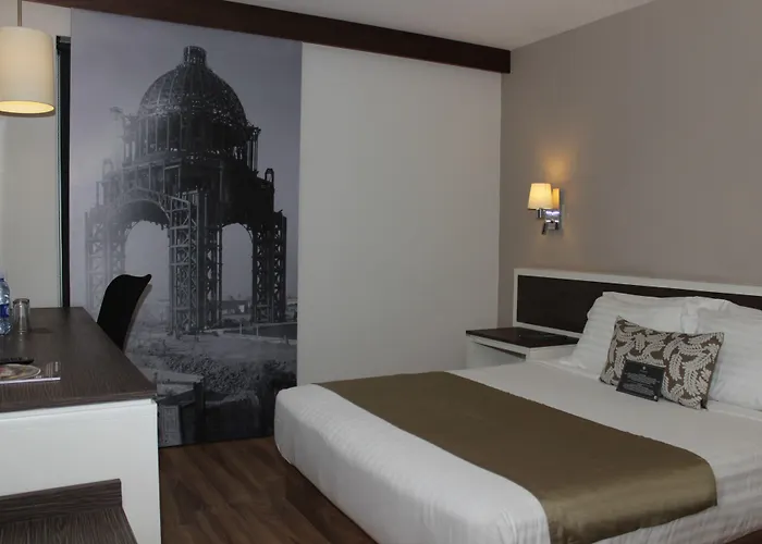 Plaza Revolución Hotel 4*